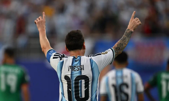 Messi vira maior artilheiro das copas e lidera Argentina em estreia